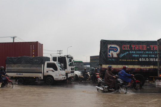 [-]Mưa[-]lớn,[-]các[-]xe[-]ở[-]TP[-]Biên[-]Hòa[-]bơi[-]trên[-]sông